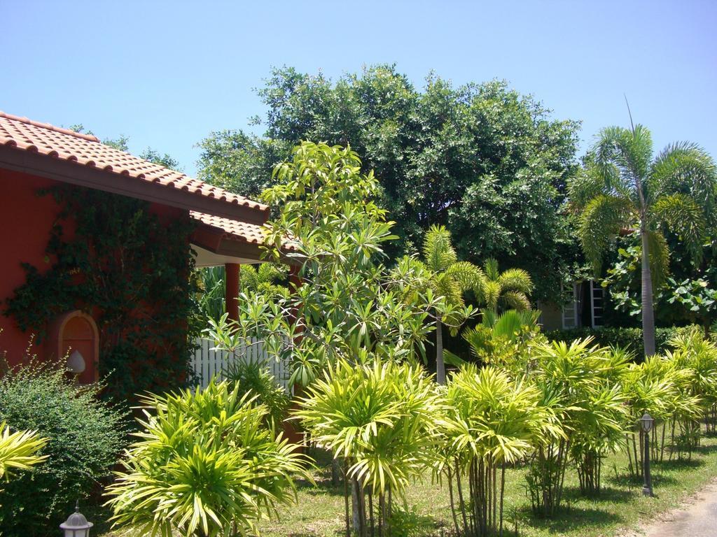 Pictory Garden Resort Sattahip Bagian luar foto
