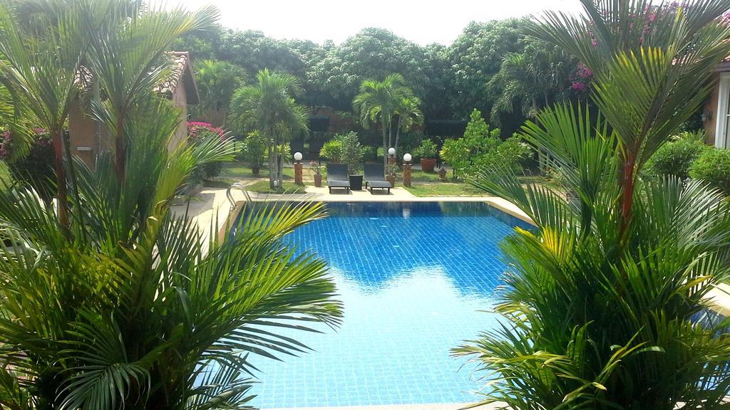 Pictory Garden Resort Sattahip Bagian luar foto